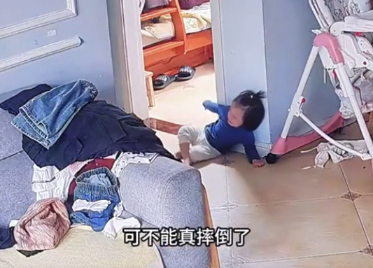 一岁多的宝宝有多会演，25斤的孩子有24斤的心眼子！ 