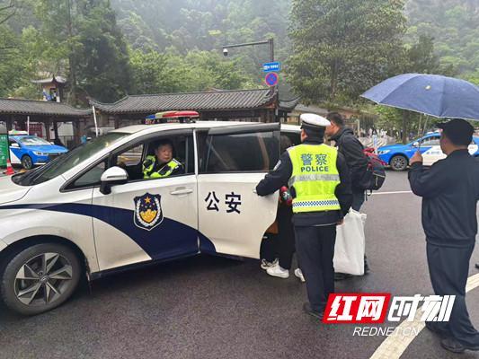 游客突发身体不适 警民联手紧急救援