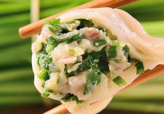 韭菜猪肉饺子，拌馅很重要，多加2种水，一口一个超鲜美