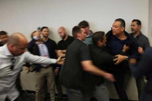 美国参议员在记者会上被强行带走 事件引发国会山强烈反响