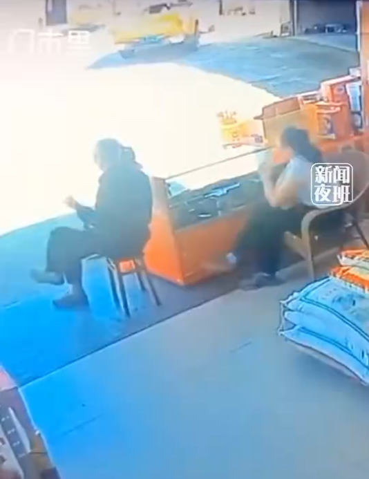 搅拌车侧翻三人紧急逃离