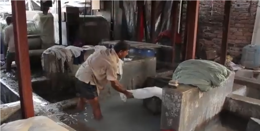 印度人肉洗衣厂 恒河边的低种姓洗衣工