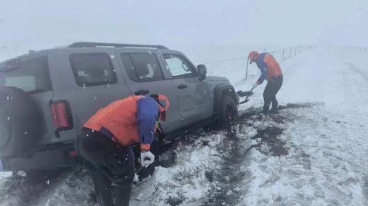 呼伦贝尔大雪致多车被困 交通部门全力保畅