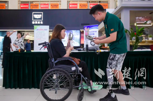 站立多功能轮椅、手语无障碍翻译机......这些助残“黑科技”亮相助残日