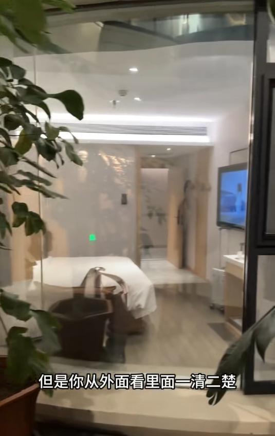 女子称入住酒店遇离谱“走光” 隐私设计引争议
