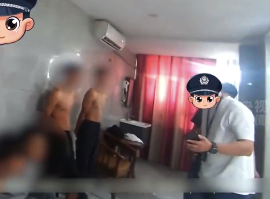 小偷行窃后对镜头比耶挑衅 民警破案后3倍比耶回应