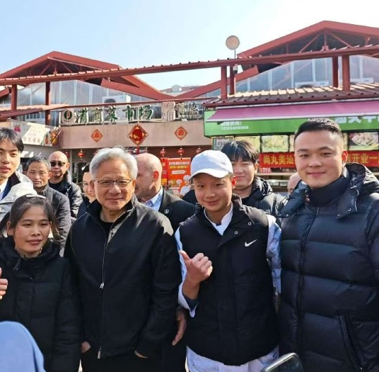 黄仁勋现身上海锦德菜市场 沉浸式体验市井风俗