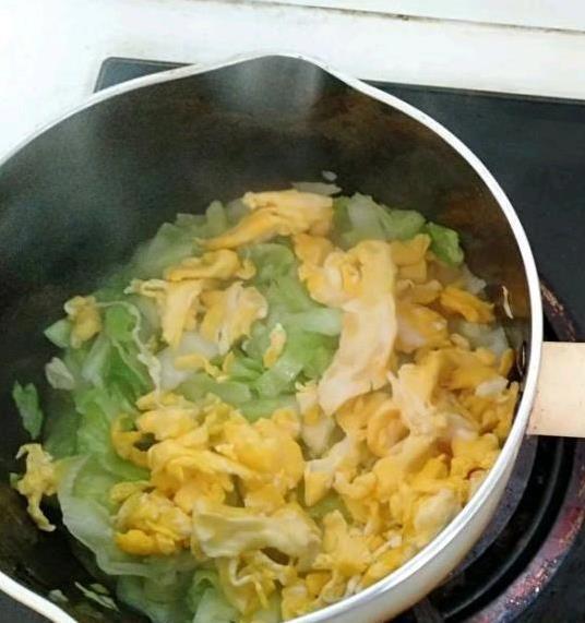 家常青菜炒鸡蛋，老公吃到碗底朝天，营养翻倍藏秘密