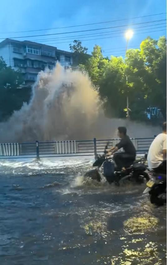 自來(lái)水管道疑熱炸 水柱噴三四米 高溫天氣致管道老化破裂