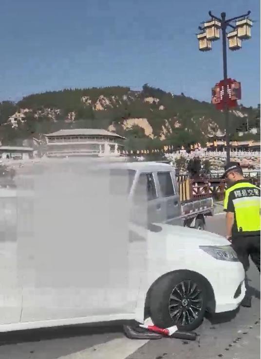 警方回应“女司机逆行顶撞交警” 事件正在调查处理