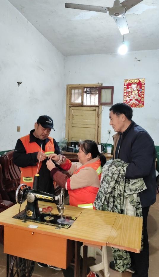 長沙環(huán)衛(wèi)大姐堅持10年免費縫補衣物 針腳里的善意溫暖人心