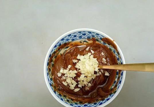 银耳别再炖甜汤，凉拌新吃法，清爽开胃吃到停不下来