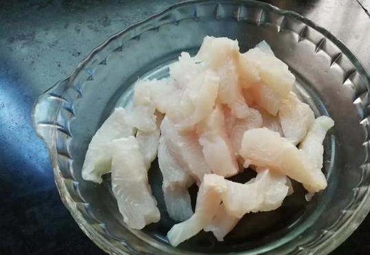 孩子吃鱼怕卡刺？这款无骨鱼外酥里嫩，3步做成开胃神菜