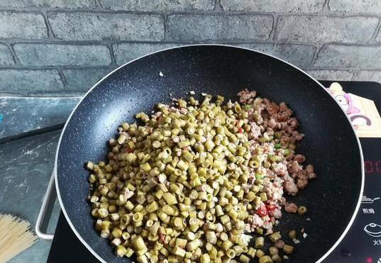 酸豆角炒肉末，家常菜顶流，3步做出下饭神器