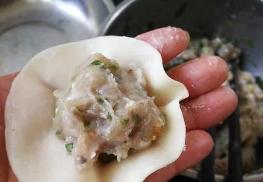 饺子皮剩一堆咋办？鲮鱼烧卖15分钟出锅，鲜到全家抢着吃