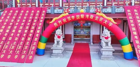 當?shù)鼗貞忌既”贝笤谧陟艮k儀式 村民慶祝引熱議