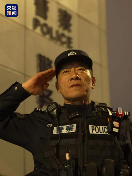 女儿用对讲机祝警察父亲节日快乐 致敬最后一班岗