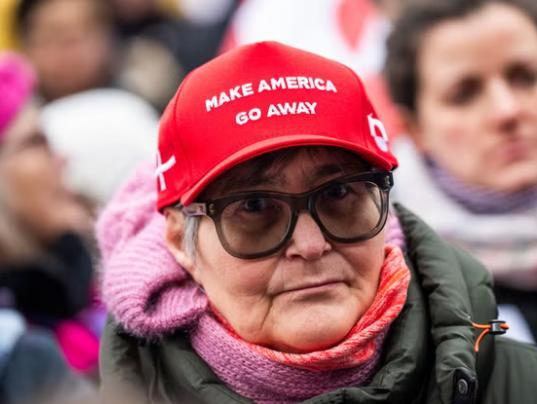 格陵兰岛抗议者戴让美国走开红帽示威