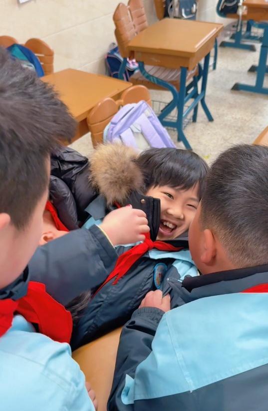 孤独症男孩被同学围着不给独处机会 暖心陪伴助融入集体