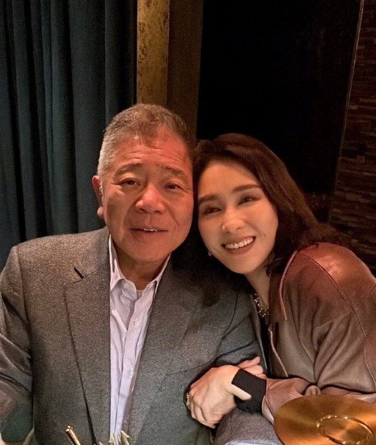 黎姿晒照庆结婚周年,68岁马延强搞浪漫送花,夫妻同框似两代人