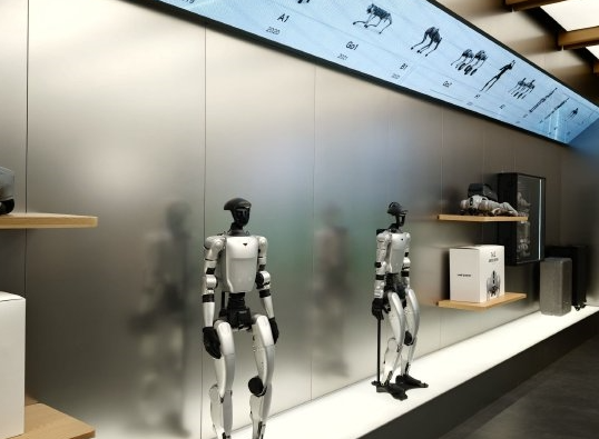 宇树首家直营店人形机器人价格超10万 高管：价格亲民