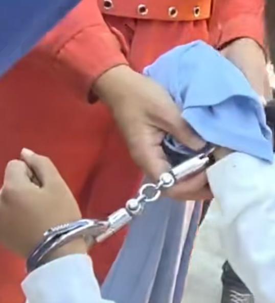 男孩捡了副手铐,下一秒自己把自己锁住了