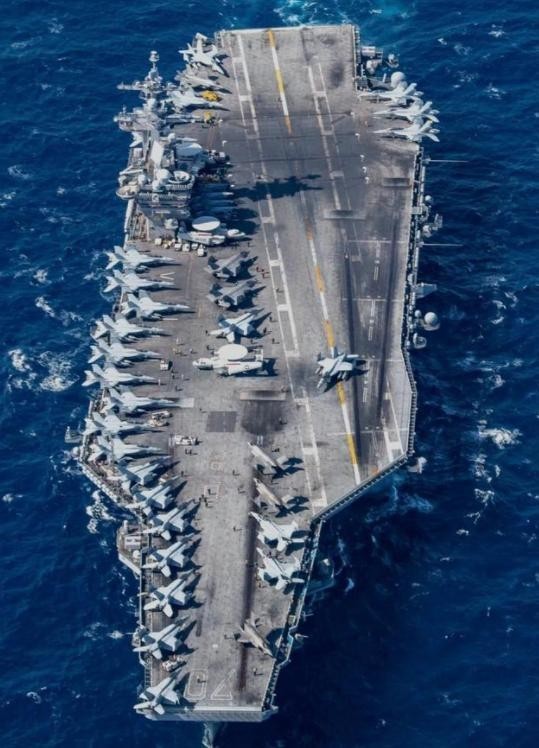 美航母一靠近南海中国军舰就来了