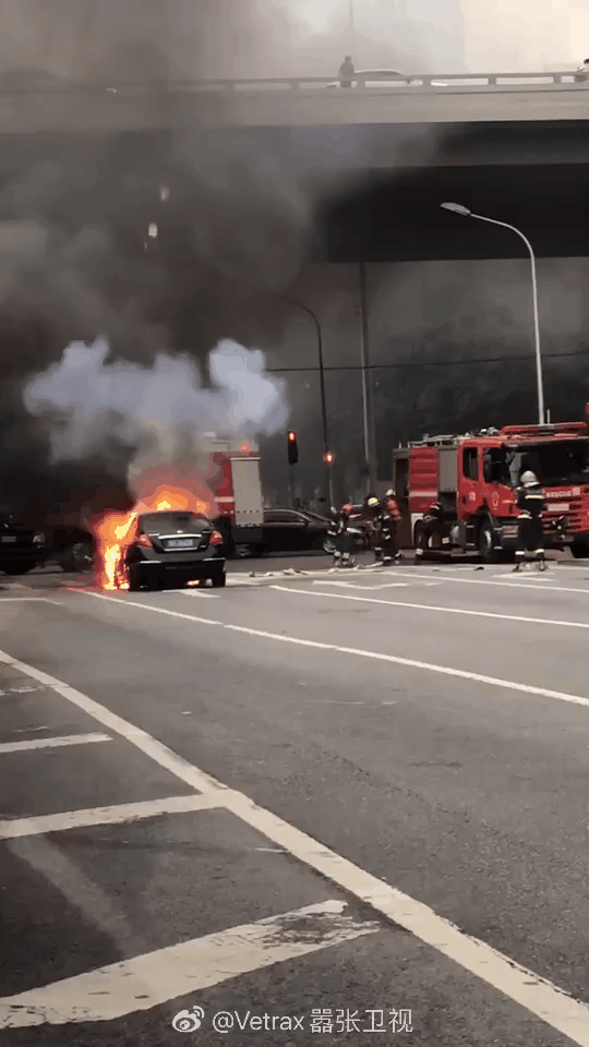 今晨，国贸桥下一轿车突然起火！