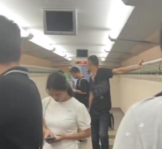 男子坐高铁遇隐藏版无座椅车厢 网友笑称毛坯高铁