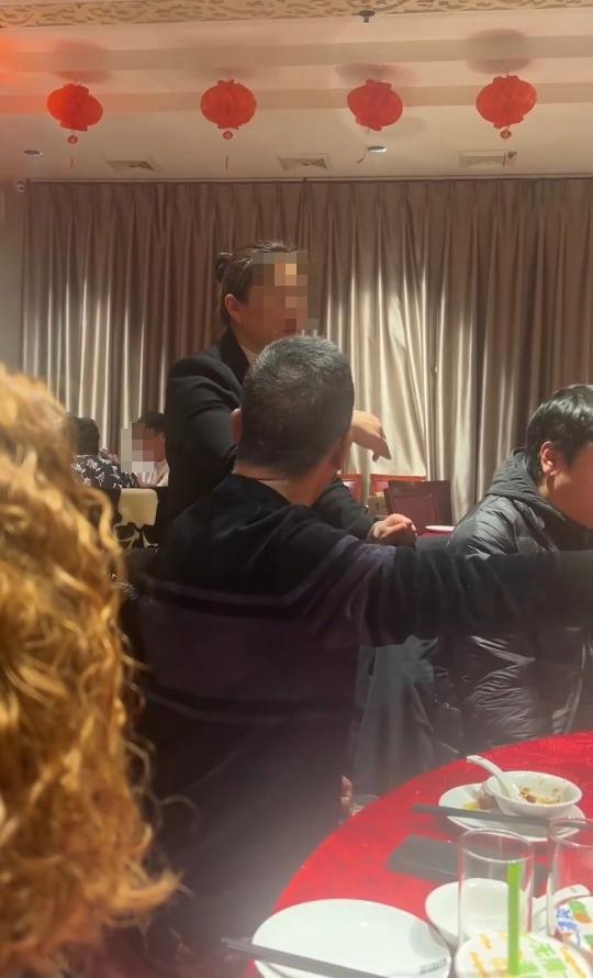 顾客戴孝被店员提醒摘下 饭店：善意提醒，非强制