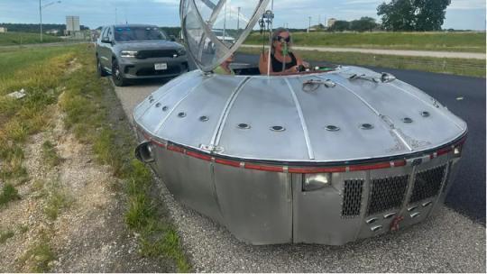 美国警察拦下"UFO" 飞碟车上路引围观