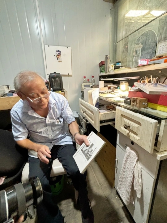 70岁修表师傅竟是一名隐藏诗人 时间与诗的匠人