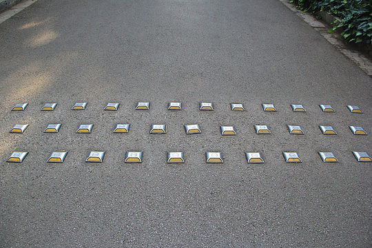 ②坡道反光道钉,4米一个,提升行车安全性;车库入口,缓冲带升级为