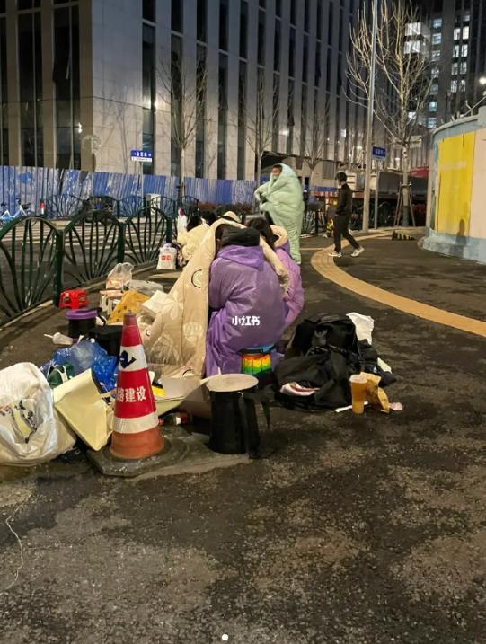 粉丝裹被子露宿街头追星 警方提醒 网友：太疯狂了，可悲