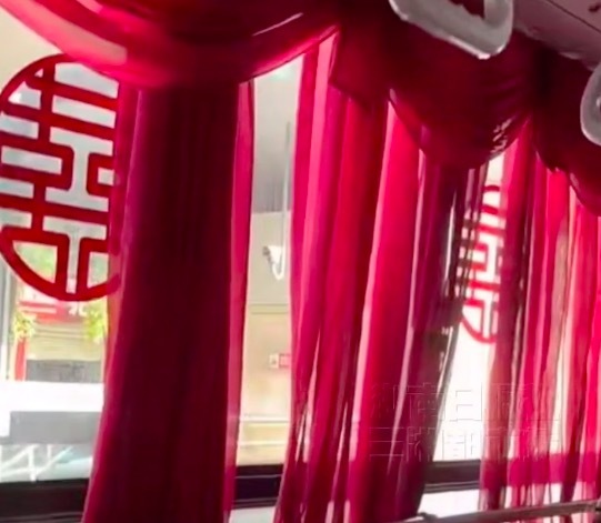 株洲一公交婚车造型引热议，公司回应：婚庆主题公交，可用当于婚车
