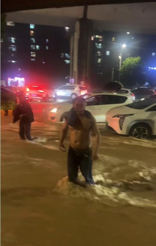 肇庆暴雨城区被淹水流湍急 当地回应：洪水已退，工作人员正在清淤