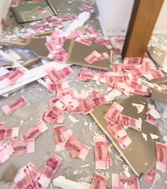 男子翻新房屋发现2万现金