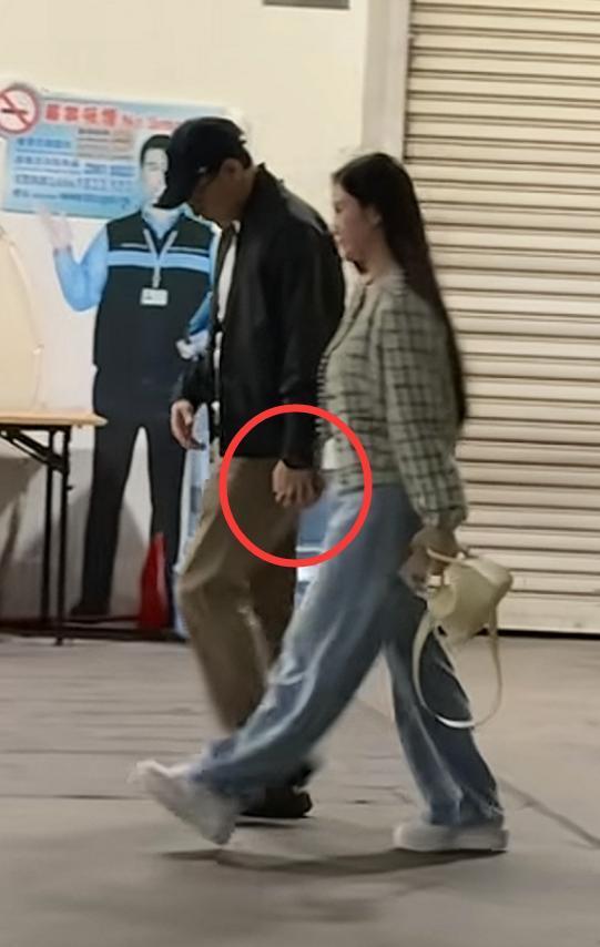 曝刘恺威新恋情 甜蜜牵手亮相