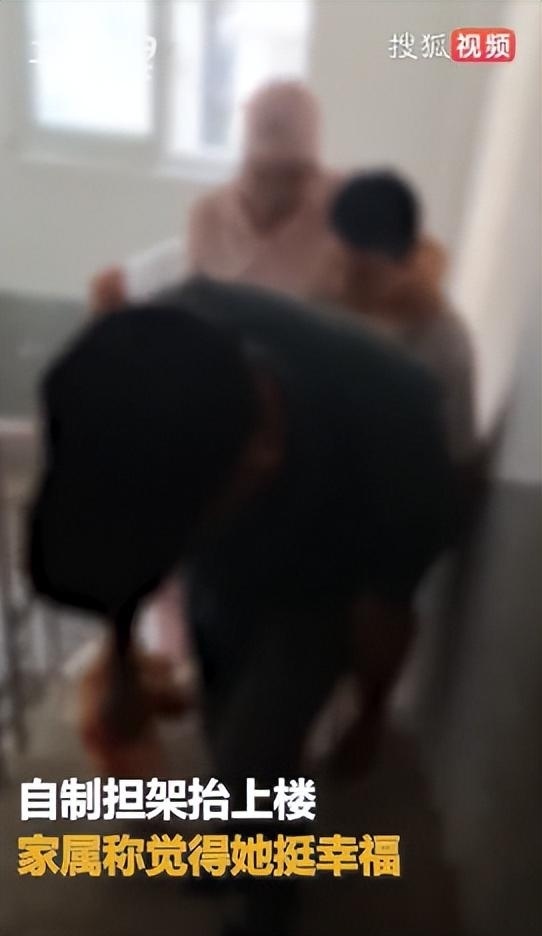 公婆制担架抬儿媳上楼：担心剖腹产儿媳爬楼梯累到伤口恶化