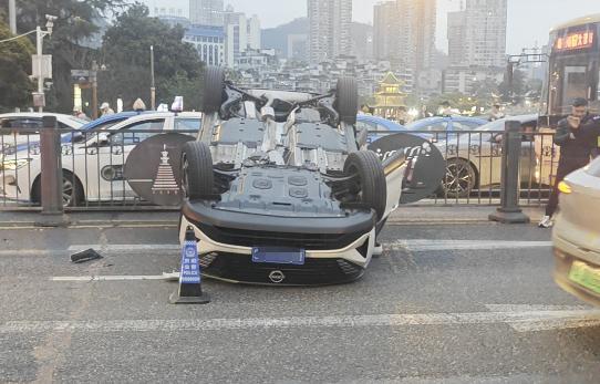 贵阳两车相撞2人被送医