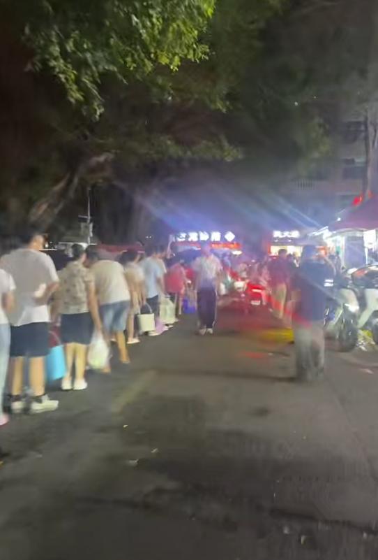 深圳一城中村爆管已抢修恢复供水 停水两天居民排队取水
