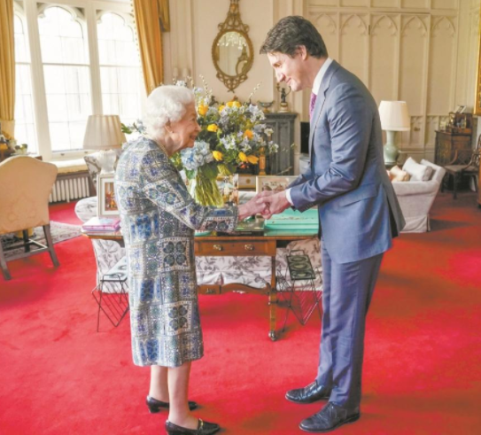 95岁英女王确诊后首次复工 会见加拿大总理特鲁多