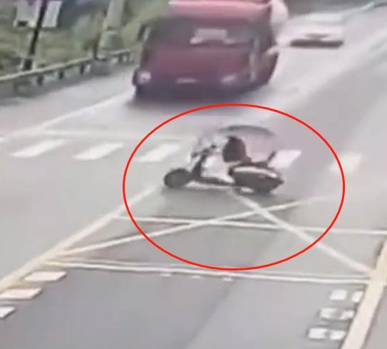 油罐车为避电动车撞死行人，事发杭州-有驾