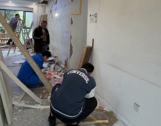 2万现金藏吊顶多年装修时才发现 意外之财归原主