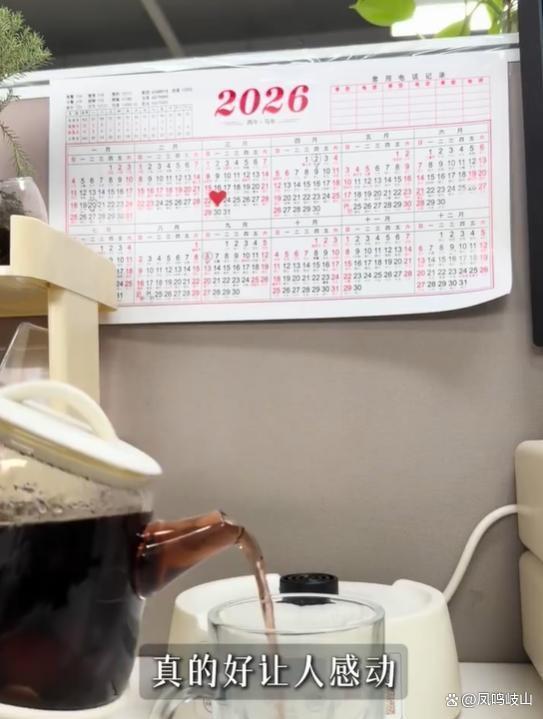 55岁阿姨拍退休当天vlog走红 告别职场紧绷面容焕新