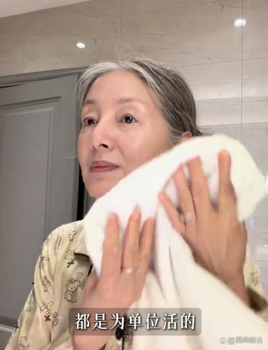 55岁阿姨拍退休当天vlog走红 告别职场紧绷面容焕新