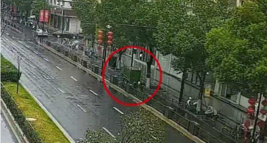 手机丢失后女子街头痛哭：是我唯一的念想啊！感谢这个城市