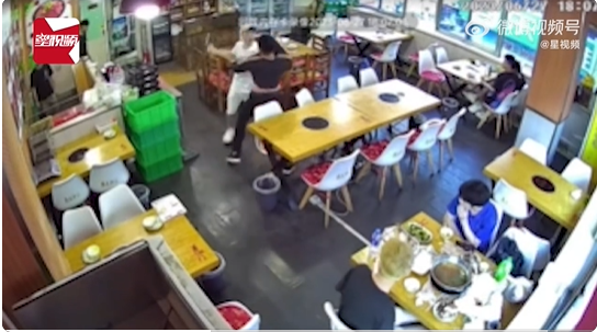 男子与人冲突进饭店厨房找菜刀 店主：系门前摊贩