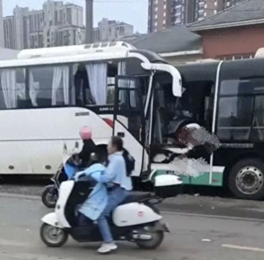 2死3伤！官方通报公交车突发不测：闹事司机已被规矩 正开展善后职责
