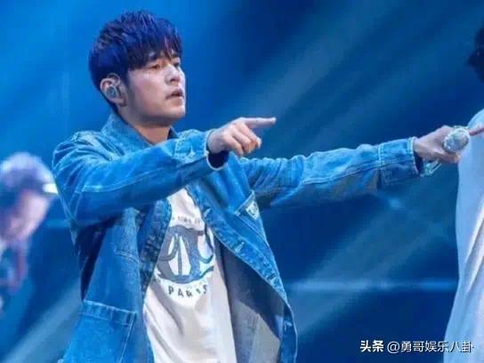 价值10万！周杰伦送外套给粉丝，瞬间全场都沸腾